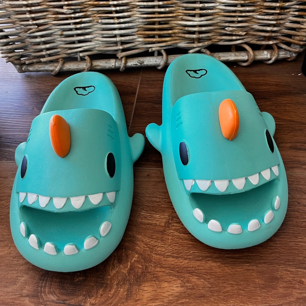 Women shark slides open toe